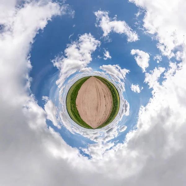 Μετασχηματισμός μικρού πλανήτη με σφαιρικό πανόραμα 360 μοίρες. — Φωτογραφία Αρχείου