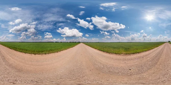 Panorama hdri esférico sin costura completa 360 grados ángulo vista en la carretera de grava entre los campos en el día de verano con nubes impresionantes antes de la tormenta en proyección equirectangular, para contenido de realidad virtual VR AR — Foto de Stock