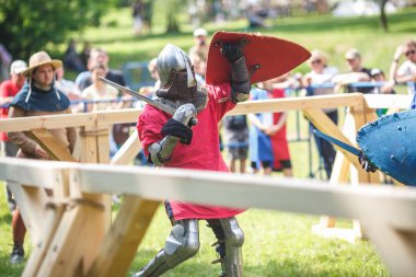 Grodno, Beyaz Rusya - Haziran 2019: ortaçağ mızrak dövüşü şövalye dövüşü, zırh, miğfer, baltalı zincir posta ve kılıçlar listelerinde. antik mücadelenin tarihi yeniden inşası 