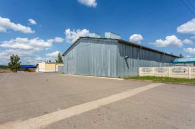 Depo stokundaki meyve ve sebzeler için hangar. üretim ambarı. Bitki Endüstrisi