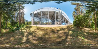 druskininkai, Lituva - Haziran 2019: tam küresel hdri panorama 360 derece açı görünümü equirectangular projeksiyon orman kar arena binanın büyük çelik inşaat çerçevesi yakınında. Vr içeriği