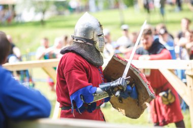Grodno, Beyaz Rusya - Haziran 2019: ortaçağ mızrak dövüşü şövalye dövüşü, zırh, miğfer, baltalı zincir posta ve kılıçlar listelerinde. antik mücadelenin tarihi yeniden inşası 
