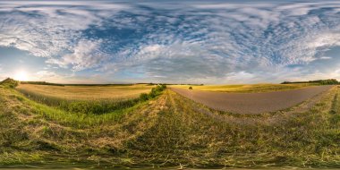 küresel hdri panorama 360 derece equirectangular projeksiyon, hazır Vr Ar sanal gerçeklik içeriği cirrocumulus bulutlar ile yaz akşamı gün batımında alanlar arasında asfalt yol yakınında açı görünümü