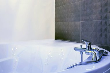 Duvara monte duş eki ile jakuzi musluk detay ile su musluk lavabo