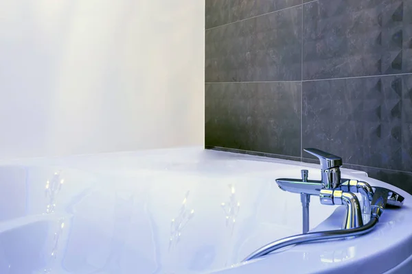 Lavabo rubinetto con dettaglio rubinetto della vasca idromassaggio con attacco doccia a parete — Foto Stock
