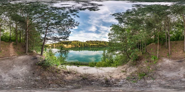 Πλήρης απρόσκοπτη σφαιρική θέα hdri 360 μοίρες γωνία στην ακτή ασβεστόλιθο της τεράστιας πράσινης λίμνης ή ποταμού κοντά στο δάσος κατά τη διάρκεια της καλοκαιρινής ημέρας με όμορφα σύννεφα σε equiορθογώνια προβολή, VR περιεχόμενο — Φωτογραφία Αρχείου