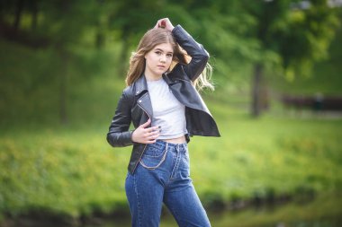 mavi kot pantolon küçük güzel şık çocuk kız portresi ve 