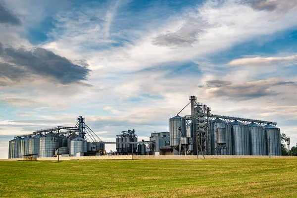 Agro-verwerkingsbedrijf voor verwerking en silo's voor het drogen van cleani — Stockfoto