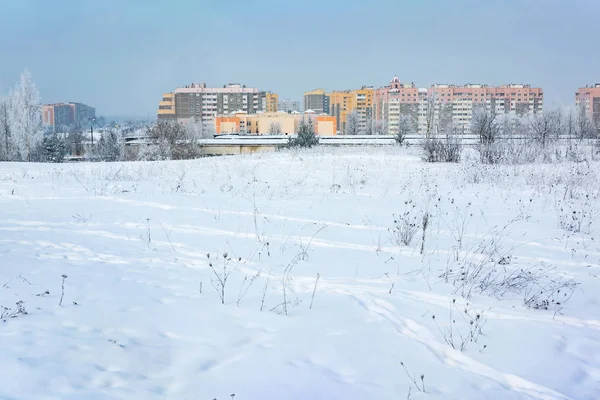 Панорама жилого района города в солнечный зимний день — стоковое фото