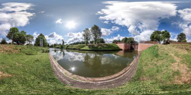 Nehir üzerinde ağ geçidi kilidi sluice inşaat yakın tam küresel dikişsiz hdri panorama 360 derece açı görünümü, equirectangular projeksiyon farklı su seviyelerinde geçen gemiler için kanal