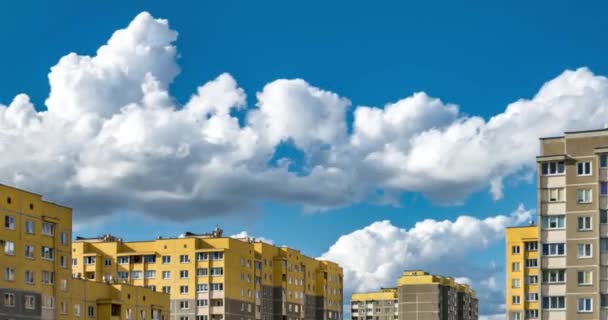 时移剪辑白色蓬松的滚动云背景的黄色多层公寓楼 — 图库视频影像