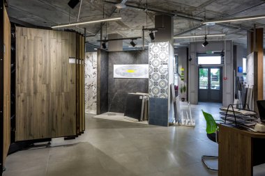 Grodno, Beyaz Rusya - Haziran 2019: iç modern seramik karo ve doğal taş dükkanı