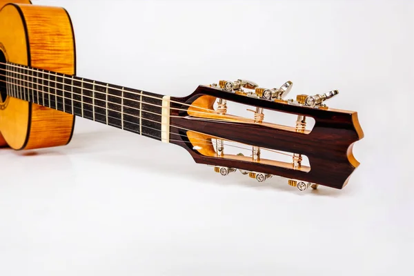 白い背景に6弦ギターの木製マシンヘッドにペグをチューニング — ストック写真