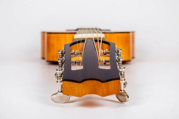 Tuning Pegs op houten machine hoofd van zes snaren gitaar op witte achtergrond — Stockfoto