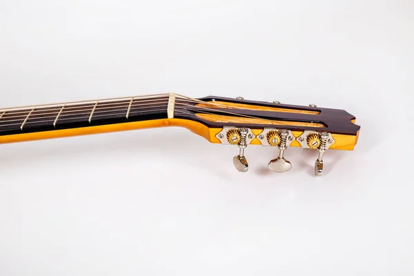 Tuning clavijas en la cabeza de la máquina de madera de seis cuerdas guitarra sobre fondo blanco —  Fotos de Stock