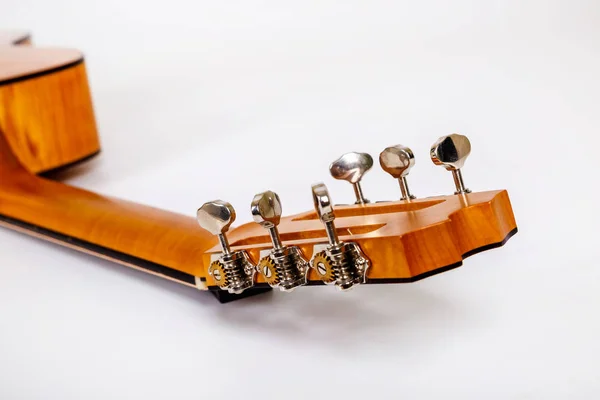 Tuning pinnar på trä maskinchef för sex strängar gitarr på vit bakgrund — Stockfoto