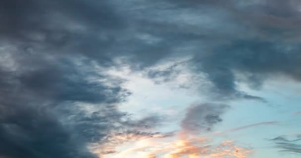 时移剪辑晚上蓬松卷曲滚动的浮云在暴风雨前的大风天气 — 图库视频影像