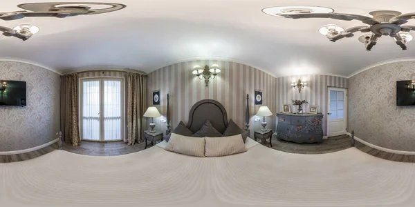 ミンスク、ベラルーシ - 2019年5月:フル球状シームレスhdriパノラマ360度の角度ビューは、直角投影でホテルの近代的なアパートのマスターベッドルームの内部、Vr Arコンテンツ — ストック写真