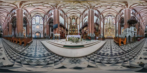 Μπιαλιστόμ, Πολωνία-Ιούλιος, 2019: πλήρες σφαιρικό HDRI πανόραμα 360 μοίρες γωνία θέα στο εσωτερικό του γοτθικού ρωμαιοκαθολικού ναού καθεδρικής βασιλικής σε ισοορθογώνια προβολή, περιεχόμενο AR VR — Φωτογραφία Αρχείου