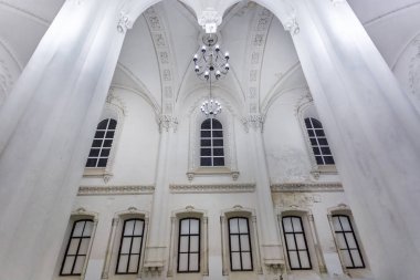 büyük bir koro Yahudi sinagogunun iç eklektik unsurları