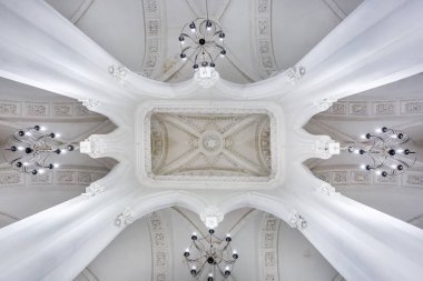 büyük bir koro Yahudi sinagogunun iç eklektik unsurları