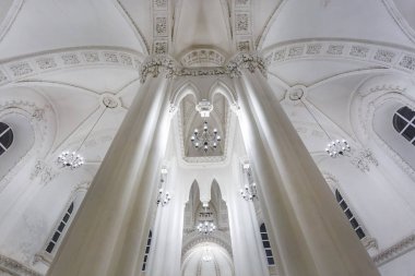 büyük bir koro Yahudi sinagogunun iç eklektik unsurları