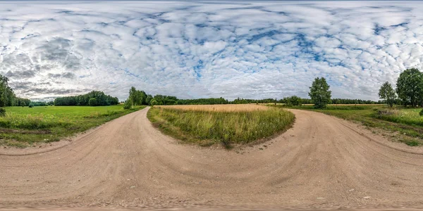 Completo sin costura esférica hdri panorama 360 grados ángulo de visión entre los campos en la puesta del sol de la tarde de verano con hermosas nubes en proyección equirectangular — Foto de Stock