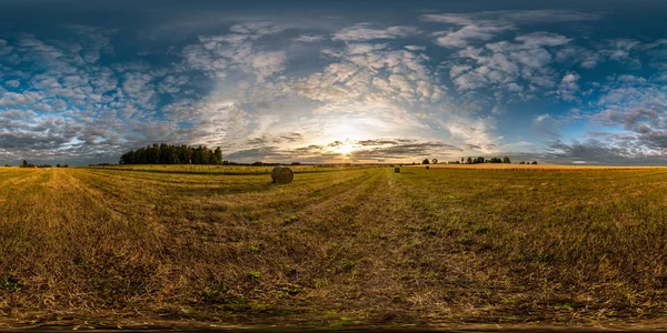 Full seamless spherical hdri panorama 360 graus ângulo de visão entre os campos no pôr do sol da noite de verão com belas nuvens em projeção equiretangular — Fotografia de Stock