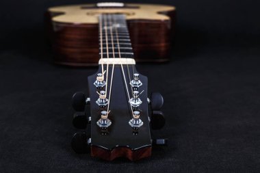 Siyah arka plan üzerinde altı dizeleri akustik gitar boyun ahşap makine başında tuning mandal