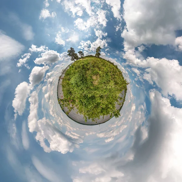 Μικρή μεταμόρφωση πλανήτη σφαιρικού πανοράματος 360 μοιρών. Σφαιρική αφηρημένη εναέρια άποψη στο πεδίο με φοβερό όμορφα σύννεφα. Καμπύλη του χώρου. — Φωτογραφία Αρχείου