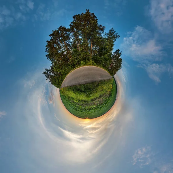 Pequeña transformación planetaria del panorama esférico 360 grados. Vista aérea abstracta esférica en el campo en la noche agradable con nubes hermosas impresionantes. Curvatura del espacio . —  Fotos de Stock