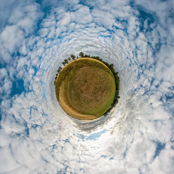 Μετασχηματισμός μικρού πλανήτη με σφαιρικό πανόραμα 360 μοίρες. Σφαιρική αφηρημένη εναέρια θέα στο χωράφι σε ωραίο βράδυ με φοβερά όμορφα σύννεφα. Καμπυλότητα του διαστήματος. — Φωτογραφία Αρχείου