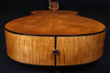 siyah arka plan üzerinde altı dizeleri akustik gitar alt güverte ahşap doku
