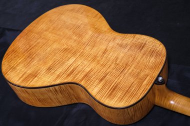 siyah arka plan üzerinde altı dizeleri akustik gitar alt güverte ahşap doku