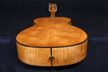 siyah arka plan üzerinde altı dizeleri akustik gitar alt güverte ahşap doku