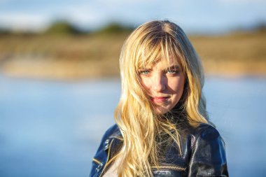 Gençlik ve s ile Açık yakın portre güzel sarışın kız