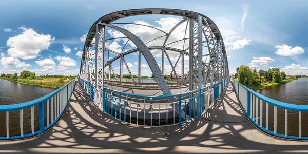 Volle nahtlose sphärische hdri panorama 360-Grad-Winkel-Ansicht in der Nähe von Stahlrahmenkonstruktion der riesigen Brücke über den Fluss in equirectangular Projektion. vr ar Inhalt — Stockfoto