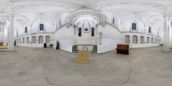 GRODNO, BELARUS - JULHO 2019: vista panorâmica esférica completa de 360 graus dentro do interior da grande sinagoga judaica coral em projeção equiretangular. Conteúdo VR AR — Fotografia de Stock