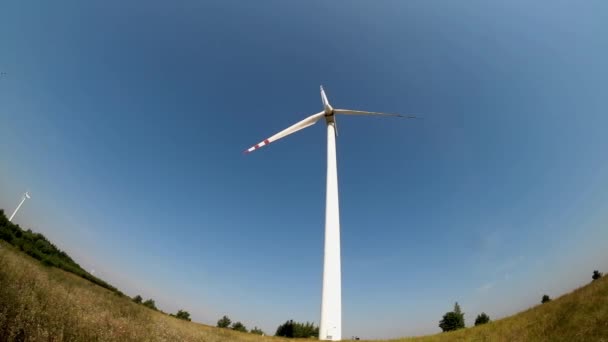 Lassan Forgó Pengék Szélmalom Propeller Szélenergia Termelés Tiszta Zöldenergia — Stock videók