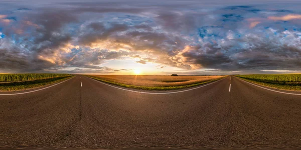 Pełna bezszwowa panorama sferyczna hdri 360 stopni kąt widzenia na drodze asfaltowej wśród pól w letni wieczór zachód słońca z niesamowitymi chmurami w projekcji prostokątnej, gotowy do wirtualnej rzeczywistości VR AR — Zdjęcie stockowe