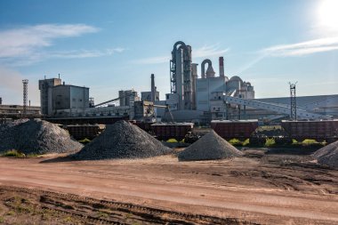 Çimento Fabrikası Endüstriyel gri peyzaj çevre kirliliği israfı. Sanayi kurumsal bitki büyük borular. kum ve moloz Dağları