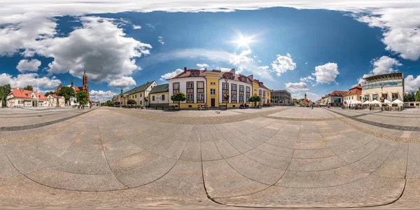 Byalystok, Πολωνία-Ιούλιος, 2019: πλήρες σφαιρικό HDRI πανόραμα 360 μοίρες γωνιακή θέα στο μεσαιωνικό πεζόδρομο της παλιάς πόλης σε ισοορθογώνια προβολή. SKYBOX για περιεχόμενο VR AR — Φωτογραφία Αρχείου