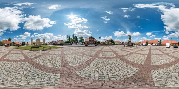 Tykocin, Polska-Lipiec, 2019: Full bezszwowe sferyczne HDRI Panorama 360 stopni kąt widzenia w średniowiecznym deptaku miejsce starego miasta w ekwiprostokątnej projekcji. Skybox dla treści VR AR — Zdjęcie stockowe