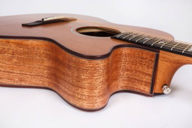 Beyaz arka planda altı dizeleri akustik gitar alt güverte ahşap doku. gitar şekli