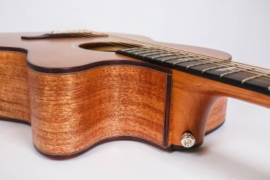 Beyaz arka planda altı dizeleri akustik gitar alt güverte ahşap doku. gitar şekli