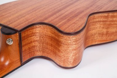 Beyaz arka planda altı dizeleri akustik gitar alt güverte ahşap doku. gitar şekli