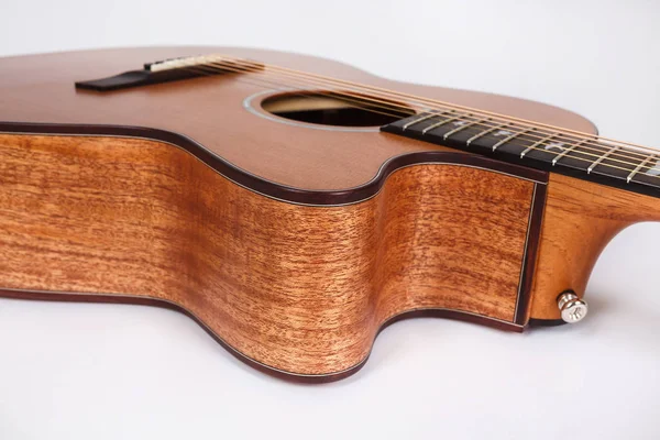 Struttura in legno del ponte inferiore di sei corde chitarra acustica su sfondo bianco. forma di chitarra — Foto Stock