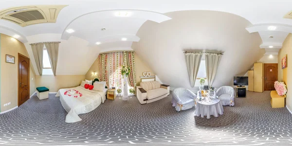 MINSK, BELARUS - MAY, 2018: panorama esférico completo sin costuras hdri ángulo de 360 grados en el interior del cuarto de tocador para los recién casados en hotel de élite en proyección de cubo equirectangular VR contenido AR — Foto de Stock