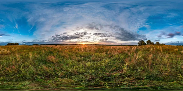 Full bezszwowe sferyczne HDRI Panorama 360 stopni kąt widzenia wśród pól w letnim wieczorem zachód słońca z pięknymi chmurami w rzucie ekwiprostokątnym. gotowa na zawartość VR AR — Zdjęcie stockowe