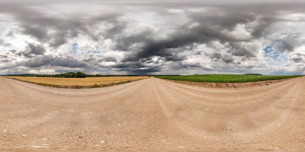 Полная бесшовная сферическая hdri панорама 360 градусов угол зрения на гравийную дорогу среди полей с удивительными облаками перед бурей в равноугольной проекции, готовы к VR AR содержание виртуальной реальности — стоковое фото